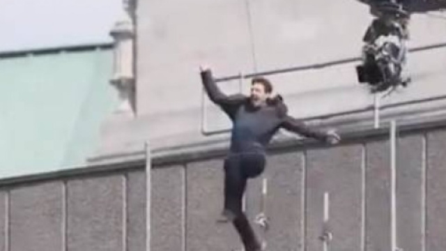 Salto finito male: Tom Cruise si fa male sul set.