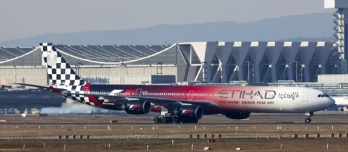 An Etihad plane on the runway - zu.wikipedia.org