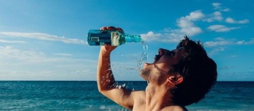 Drinking lots of water helps your kidneys clear sodium and toxins from the body | Pixabay