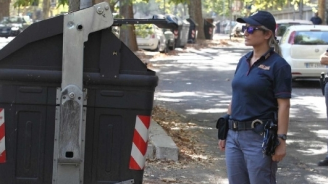 Gambe di una donna ritrovate in un cassonetto
