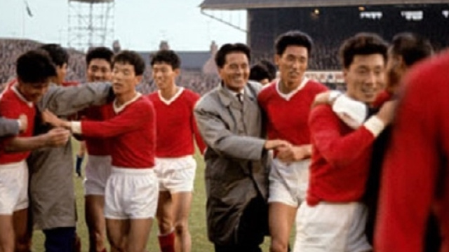 Middlesbrough, 19 luglio 1966: la gioia dei giocatori nordcoreani dopo la vittoria sull'Italia