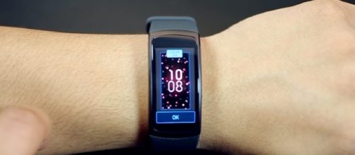 Samsung Gear Fit 2 - YouTube/mobiscrub Channel