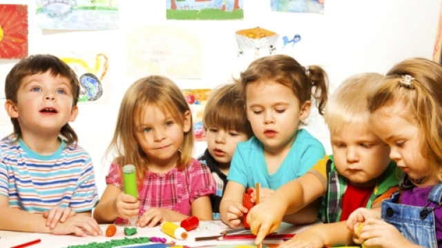 Asilo dell'orrore a Milano bambini picchiati e legati chiuso ... - velvetnews.it
