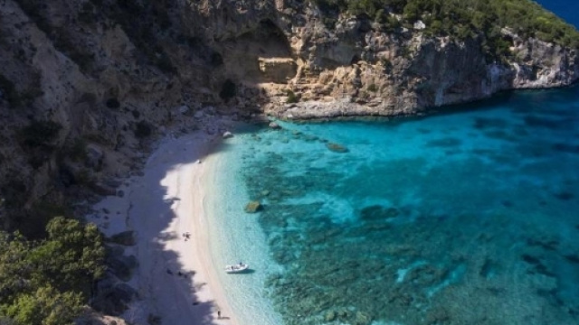 Bella, piccola e sempre affollata, in Sardegna la prima spiaggia a ... - lastampa.it