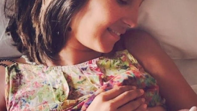 Caterina Balivo allatta la piccola Cora, nata tra il 15 e il 16 agosto