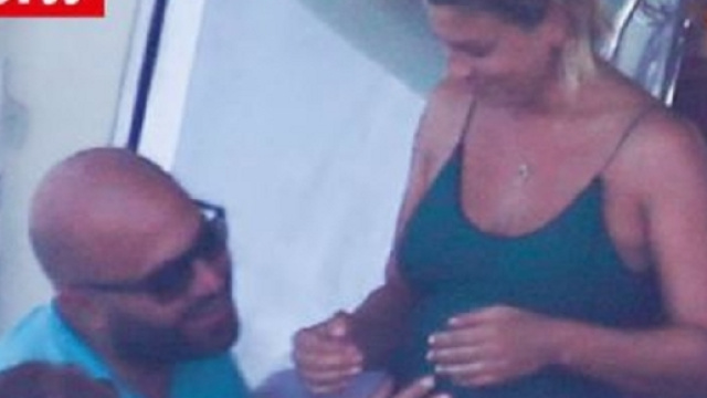 Emma Marrone in vacanza con Giuliano Sangiorgi.