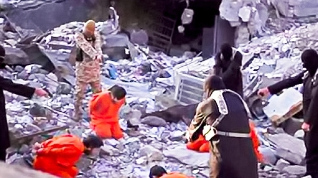 Esecuzione di massa dei prigionieri dell'Isis eseguita con colpi di pistola dai miliziani.Fonte:http://voxnews.info/: