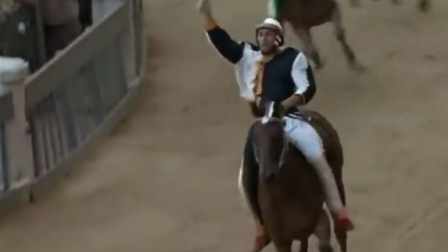 Il fantino Scompiglio durante la vittoria nel 2016