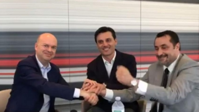 La triade del mercato, a partire dalla sinistra: Marco Fassone, Vincenzo Montella e Massimiliano Mirabelli.