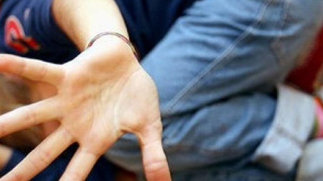 Violentato ragazzino con deficit mentali