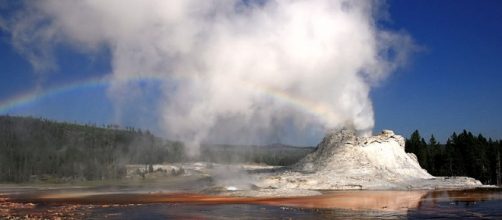 Yellowstone geyser (Mila Zinkova wikimedia commons)