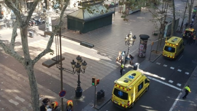 Barcellona, furgone travolge decine di persone sulla Rambla
