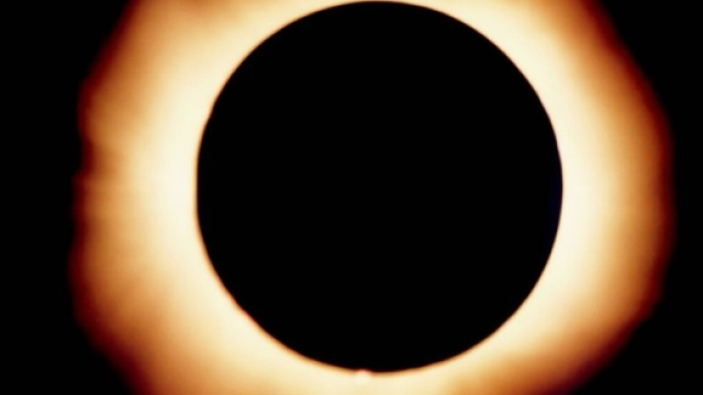 Eclissi solare: Sole, Luna e Terra sono esattamente in linea retta