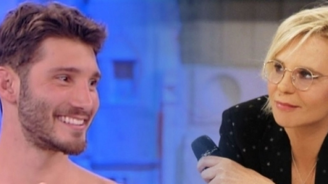 Gossip: Stefano De Martino ha un 'cuore d'oro', Maria De Filippi in vacanza.