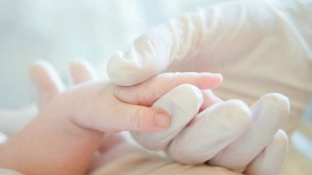 Neonato muore in ospedale accanto alla mamma: &egrave; colpa delle infermiere