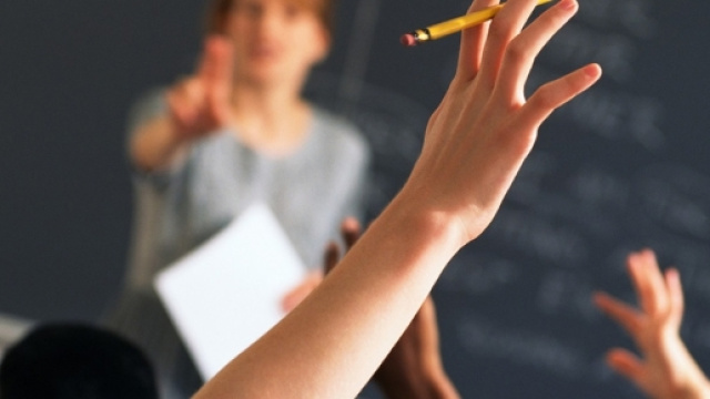 Scuola: con il rinnovo del contratto i docenti sperano di avere stipendi pi&ugrave; in linea con i colleghi europei.