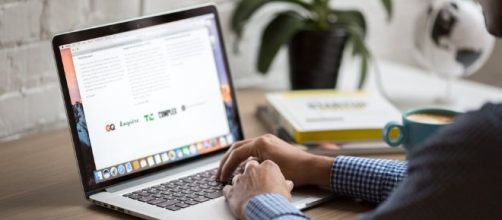 Choosing the best college laptop (Image by Burst/Pexels.com)