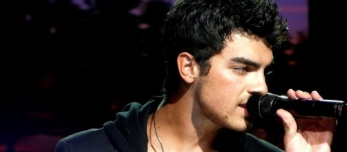 Joe Jonas / Photo via Paige's Concerts, Wikimedia Commons