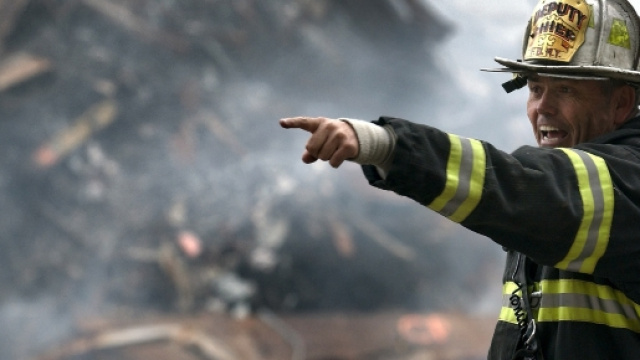 Copyright tpsdave: Vigile del Fuoco coordina un'operazione di recupero dopo un crollo.