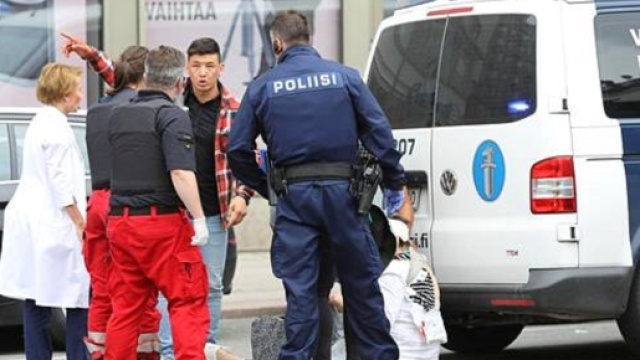 Polizia e soccorsi in azione dopo l'attentato a Turku