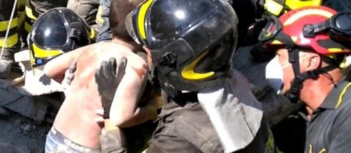 A little boy named Mattias is rescued from rubble of quake on Ischia island (Vigili del Fuoco/Twitter).