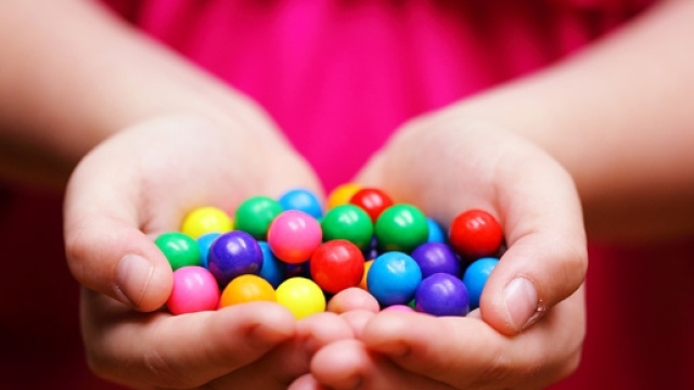 Caramelle alla bimba per adescarla sessualmente.