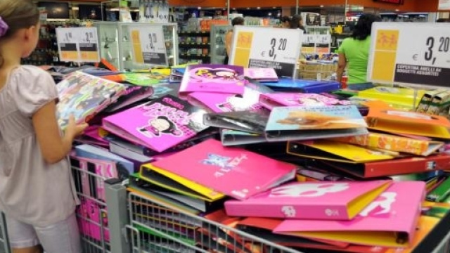 Con la riapertura delle scuole a settembre,ci saranno forti rincari per le spese collegate allo studio.Fonte:http://www.ragusaoggi.it/