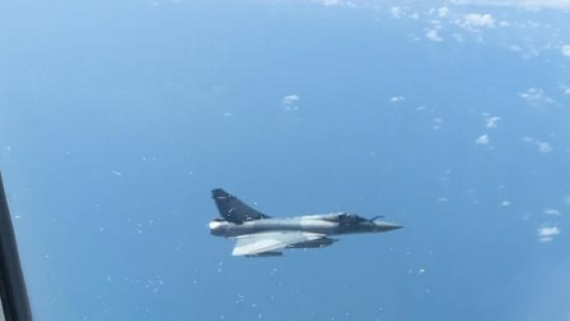 Il caccia francese che ha scortato l'aereo inglese