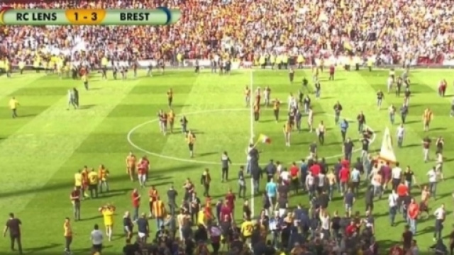 Lens-Brest: Envahissement de terrain &agrave; Bollaert - beIN SPORTS - beinsports.com