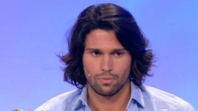 Luca Onestini sta prendendo in giro tutti? Il gesto verso Giulia ... - chedonna.it