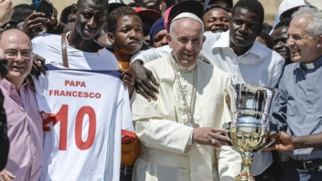 Papa Francesco con i migranti, con gli ultimi (via ilprimatonazionale.it)