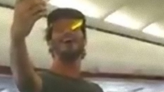 Stefano Di Martino crea il 'caos' sul volo Napoli-Ibiza.