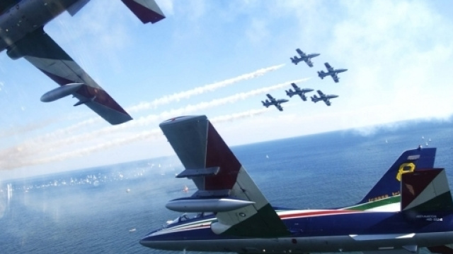 Un incrocio delle Frecce Tricolori (Fonte: http://www.aeronautica.difesa.it)
