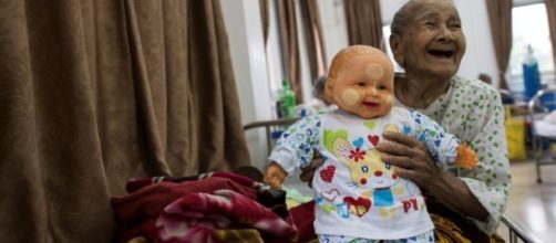 Anciana con su mu&ntilde;eca en una residencia