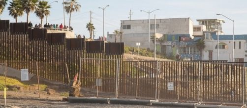 Border fence between USA and Mexico along the Pacific Ocean south of San Diego (credit &ndash; Tony Webster &ndash; wikimediacommons)