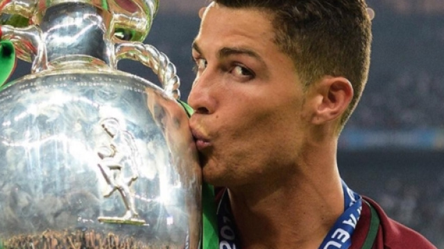 Cristiano Ronaldo con la maglia del Portogallo