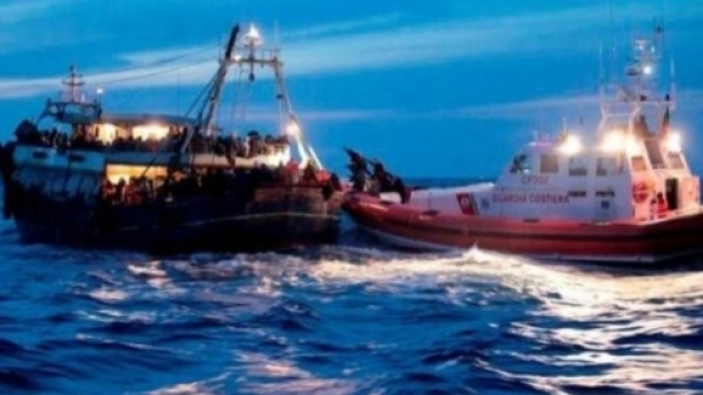 Guardia costiera italiana in missione di salvataggio nel Mediterraneo, immagini di repertorio