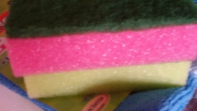 Igiene in cucina: le spugnette sono piene zeppe di batteri.