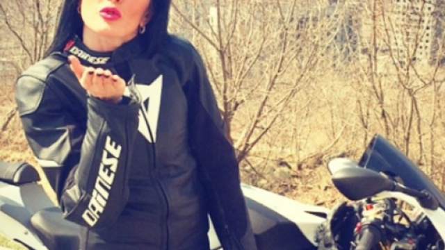 Olga Pronina molto nota su Instagram per l'innata abilit&agrave; su due ruote unita alla bellezza, &egrave; morta schiantandosi contro un guard rail.