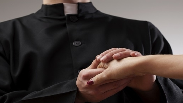 Tradisce il marito con il prete, condannata a risarcirlo con 15mila euro