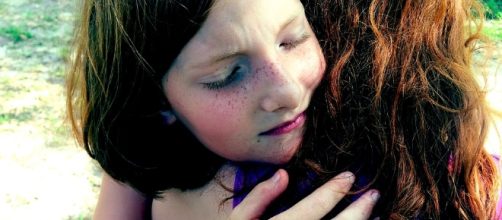 Hug. Comfort. Image via Pixabay.