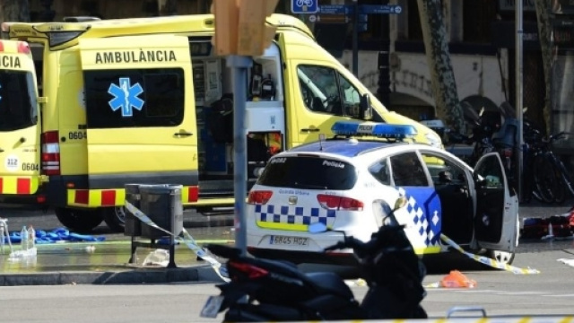 Attentato a Barcellona, furgone sulla folla: 13 morti e decine di ... - vanityfair.it