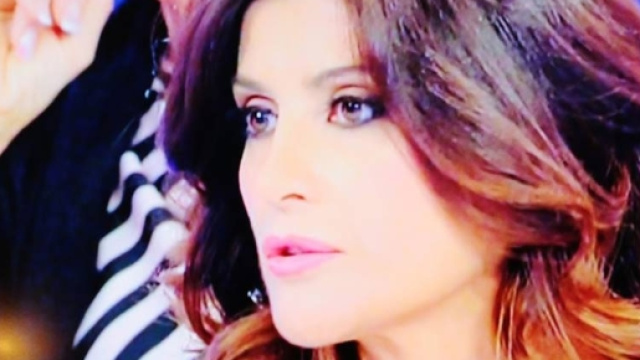 Elga Profili del trono over di Uomini e Donne attacca la trasmissione condotta da Maria de Filippi: "Trasmissione falsa e registrata"