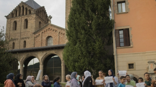 Madri e parenti dei terroristi 'bambini' hanno manifestato a Ripoll in Catalogna e condannato la strage della Rambla. Foto: Twitter.