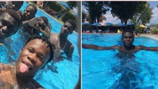 Migranti giocano e si divertono in piscina con don Massimo Biancalani