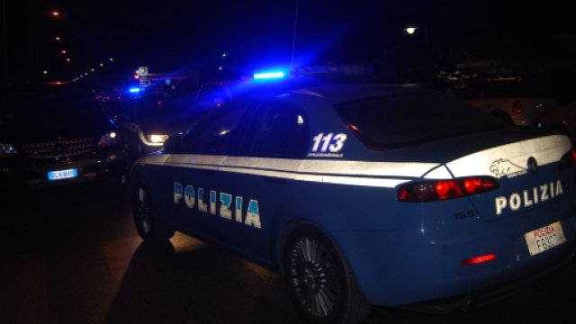 Una volante della polizia &egrave; intervenuta per fermare il pestaggio ai danni di una donna sudafricana