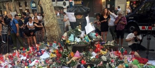 Altar at La Font de Canaletes after the attack (via WikiCommons - by Joaquimalbalate)