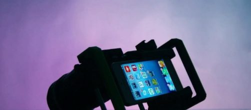 BeastGrip Lens adapter for smartphone and iPhone 5. [Image credit: Flickr]