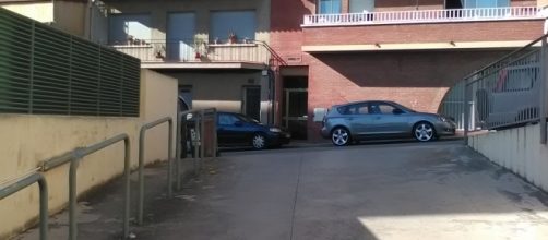 Salida de un parking en Rub&iacute;, sin se&ntilde;alizaci&oacute;n.
