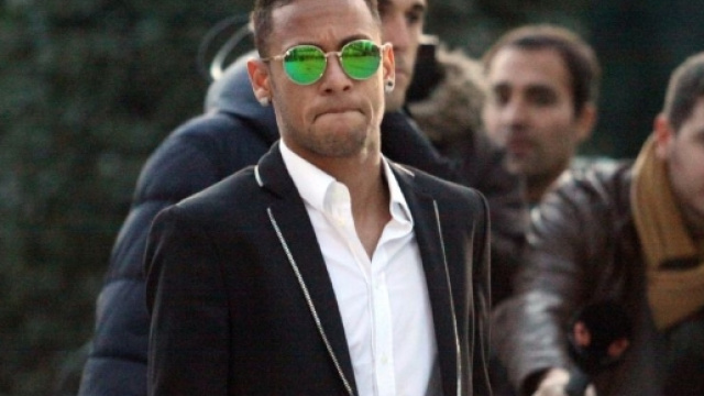 Le FC Barcelone tra&icirc;ne Neymar en justice